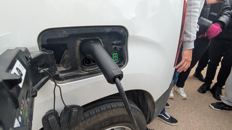 Charla carga eléctrica